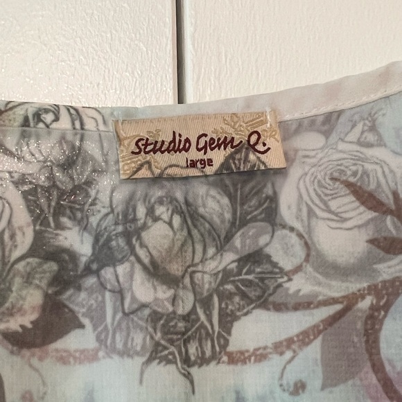 STUDIO GEM Q. FLORAL FLUTTER SLEEVE BLOUSE WITH RHINESTONE DETAILING 💜💎 - Picture 3 of 4